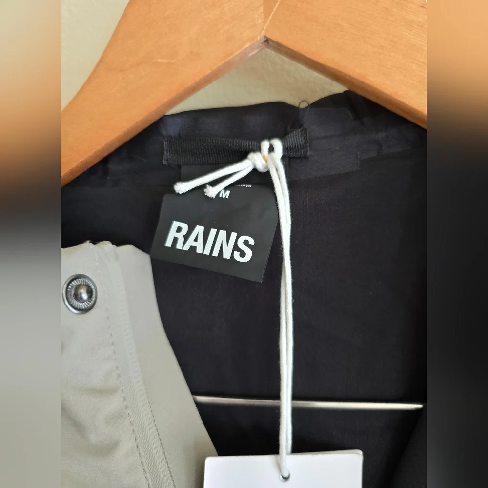 NWT! RAINS, UNISEX, Suva Hardshell Cargo Jacket, Drift, Size Medium, MSRP $285 - Picture 11 of 16
